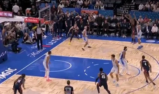 开云体育app下载-埃利斯哈登米切尔连续投进5记三分，骑士追到2分续命