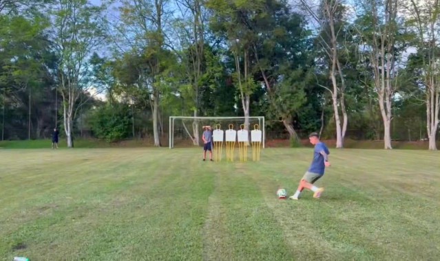 开云官方网-秀脚法！34岁J罗晒任意球连续破门视频，目前尚未找到新球队